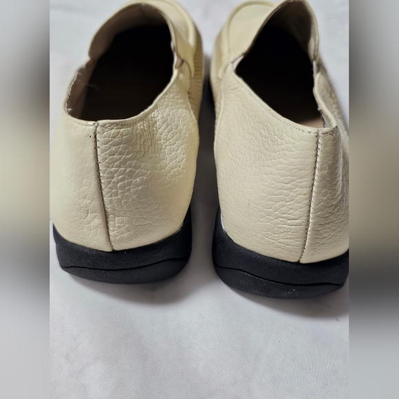 Vintage AJ Valenci Women's Cream Loafers - Picture 5 of 10